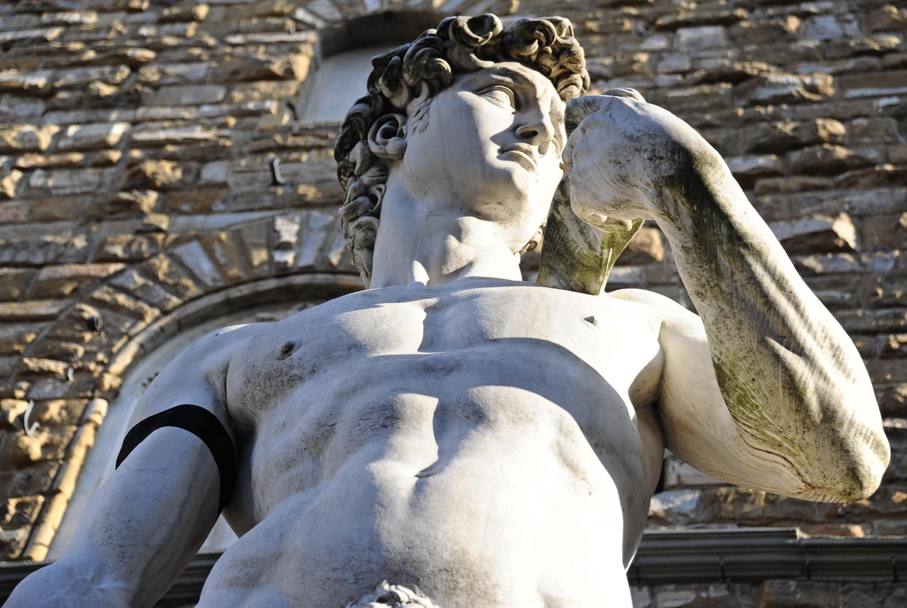 Il David di Michelangelo con il lutto al braccio in piazza della Signoria, a Firenze